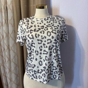 Chic White and Gray Leopard Print Women's Tee